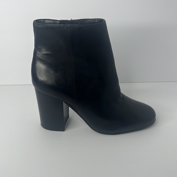 VINCE CAMUTO Black Leather Ankle Boots Sz 8 - Picture 3 of 6